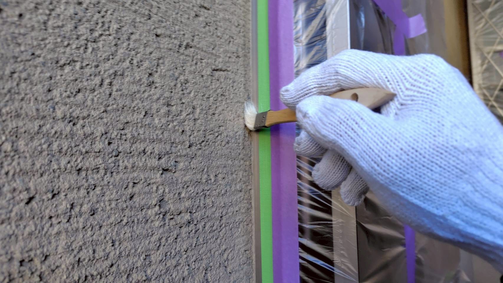 サッシ周りにプライマー塗装